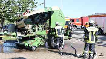 Brennende Ballenpresse: Landwirt fährt direkt zum Feuerwehrhaus in Grünthal