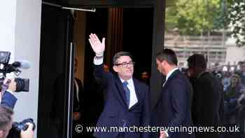 Andy Burnham's three-word message to Manchester as he greeted crowds outside Number 10 North