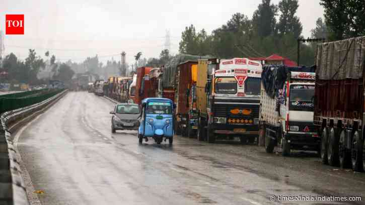 Amid rain &amp; fresh landslides, Jammu-Srinagar NH closure enters Day 3