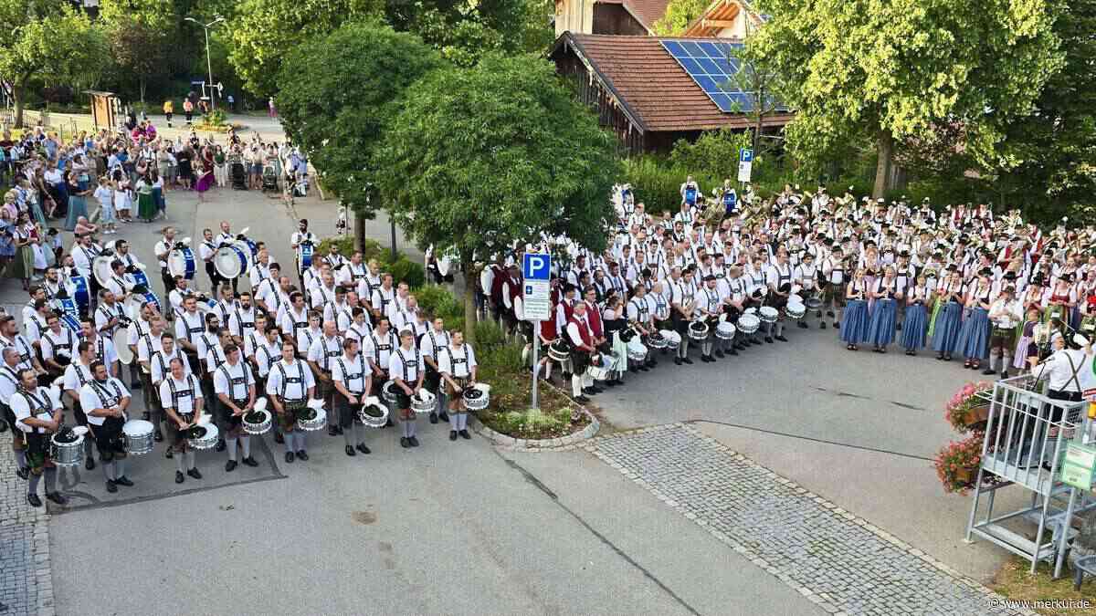 Über 300 Trommler und Musikanten sorgen für einmaliges Klangerlebnis in bayerischem Dorf