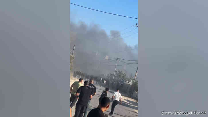 Cisgiordania, decine di villaggi palestinesi attaccati dai coloni al grido di “vendetta”: l’assedio dopo la sparatoria a sud di Nablus
