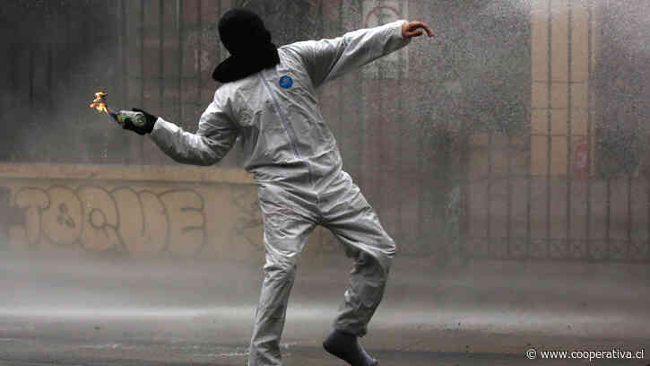 Dos detenidos y clases suspendidas dejó un ataque con bombas molotov en el Instituto Nacional