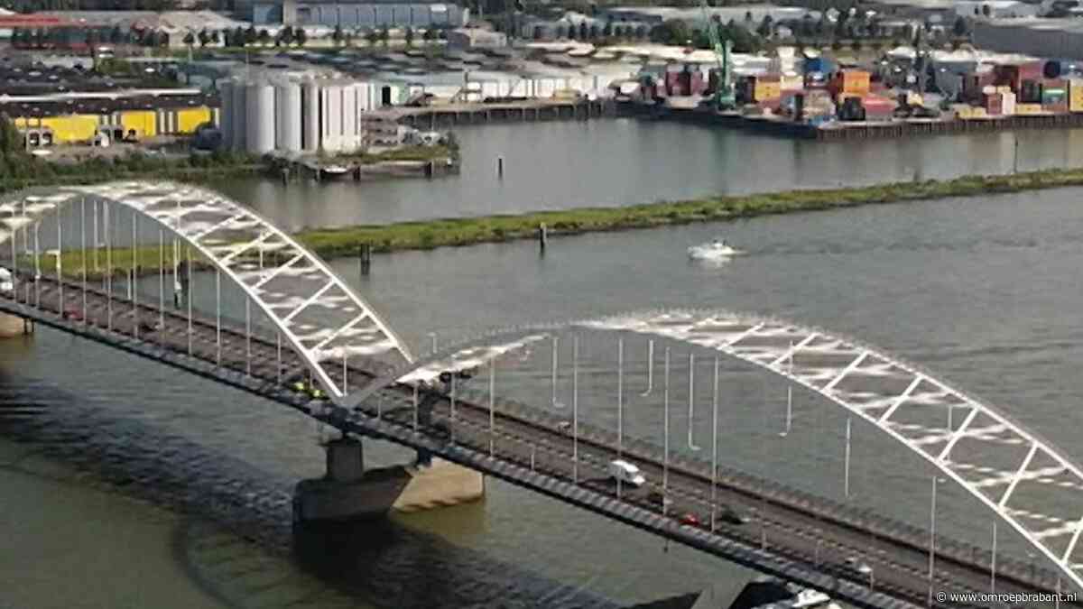 Verbod Merwedebrug onduidelijk voor buitenlandse chauffeurs: 'Niet te doen'