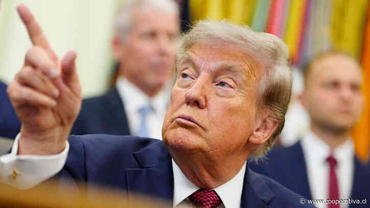 Trump calificó de "bonito homenaje" el gorro de Ferran Torres