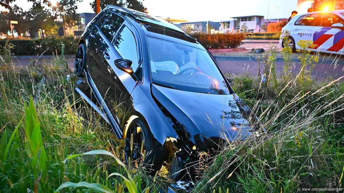 'Straatracer' vliegt uit de bocht met zijn nieuwe auto en raakt gewond