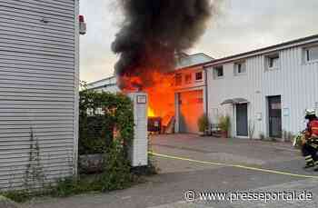 FW-Kiel: Wohnwagen in Vollbrand - Feuer greift auf Gebäude über