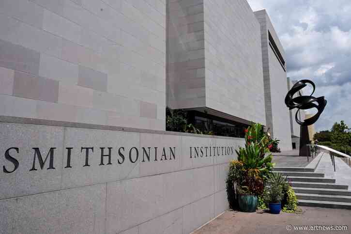 President Trump Orders Signs Installed Outside Smithsonian Warning Public of ‘Inaccurate Information’