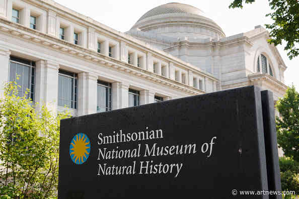 President Trump Orders Signs Installed Outside Smithsonian Warning Public of ‘Inaccurate Information’