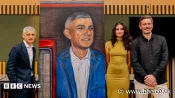 Art student presents portrait to London mayor