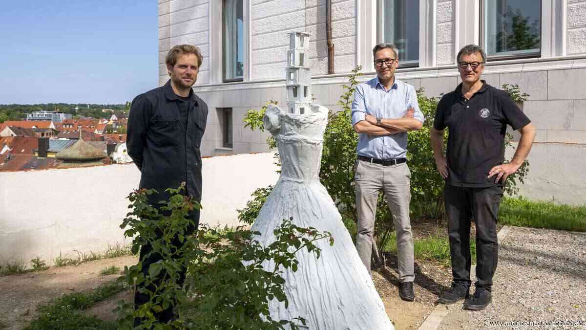 Fliegende Kunstwerke: Kran hebt Frauenfigur über Museumsdach auf den Domberg
