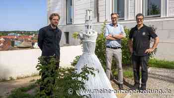 Fliegende Kunstwerke: Kran hebt Frauenfigur über Museumsdach auf den Domberg