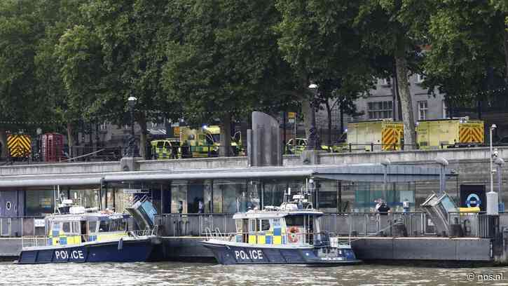 Politieboot vaart tegen Westminster Bridge in Londen, vijf agenten gewond