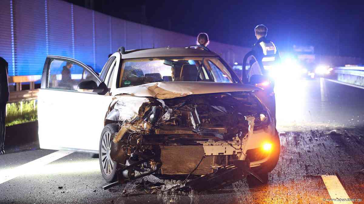 VW mit fünf Personen prallt in Leitplanke: Trümmerfeld auf B75 in Wilhelmsburg