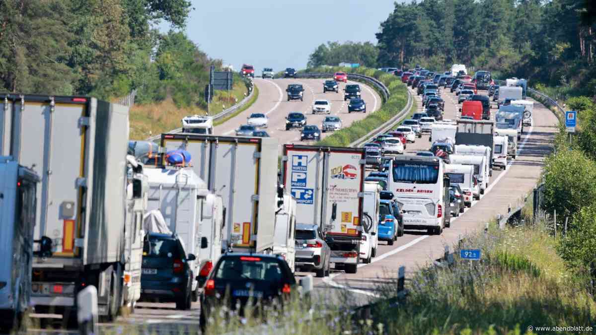 Reisewelle rollt an: Stockender Verkehr auf A1 und A7 – Urlauber brauchen Geduld