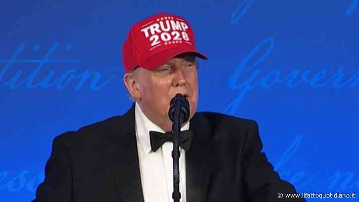 Trump annuncia la ricandidatura (vietata dalla Costituzione): “La terza volta sarà meglio”. E gela i giornalisti presenti