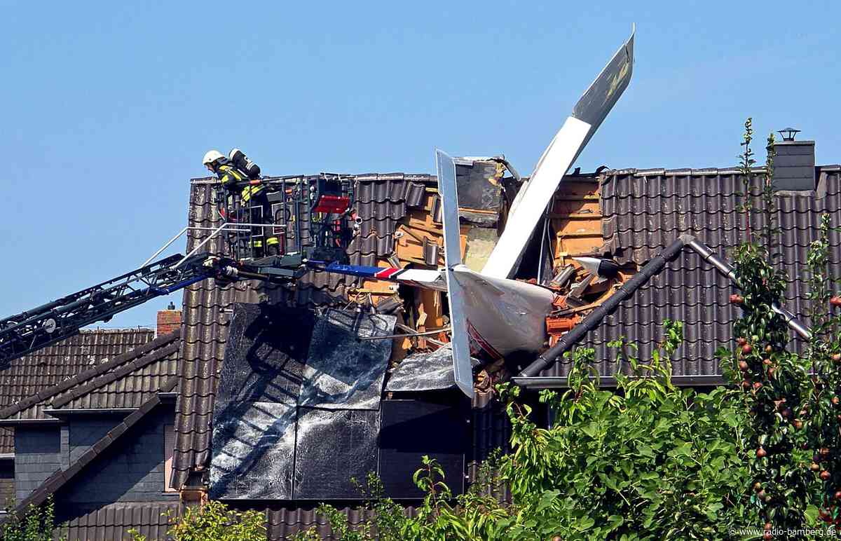 Kleinflugzeug stürzt in Niedersachsen in Wohnhaus