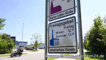 Stadt in Oberbayern hängt muslimische Gebetszeiten am Ortseingang auf
