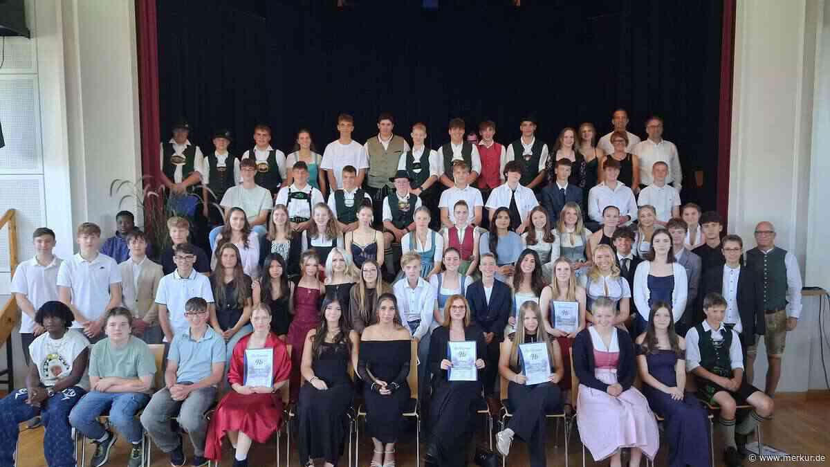 „Wenn es Euch gefallen hat, lasst bitte ein Like da“: Mittelschule verabschiedet 73 Absolventen