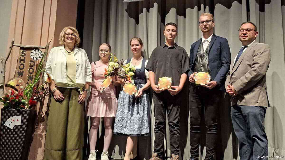„Wir brauchen junge Menschen wie Euch“: Mittelschüler erhalten Zeugnisse - darunter eine „sagenhafte 1,1“