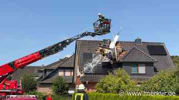Kleinflugzeug stürzt vom Himmel und schlägt in Dach von Wohnhaus ein