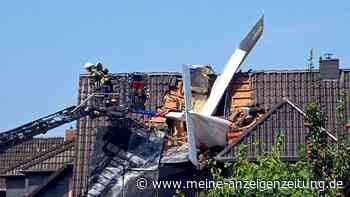 Kleinflugzeug stürzt in Niedersachsen in Wohnhaus