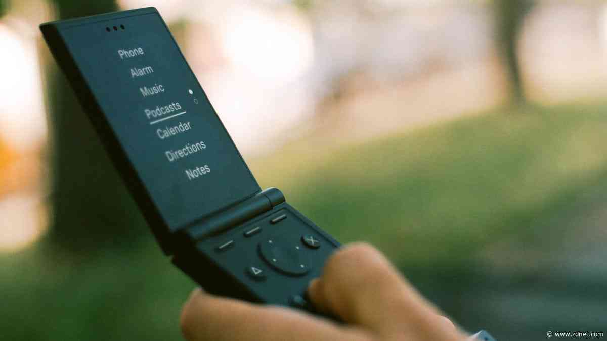 Stop scrolling: Light's $299 flip phone and its retro specs could change your life