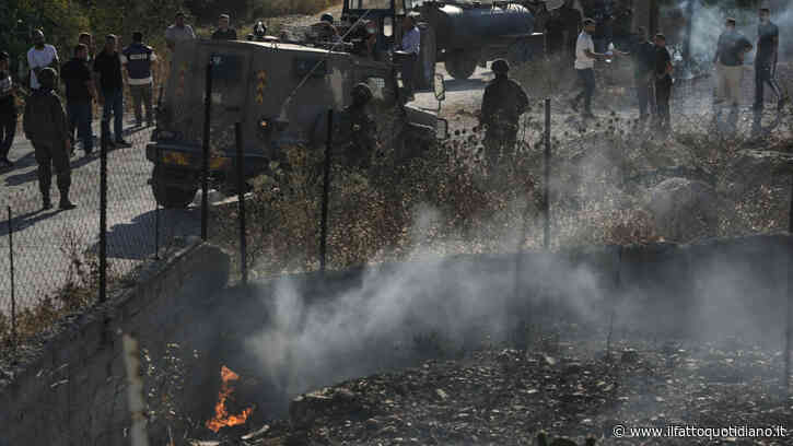 Cisgiordania, ancora violenze dei coloni israeliani contro i palestinesi. Spalleggiati dalle Idf: blitz in decine di case e arresti
