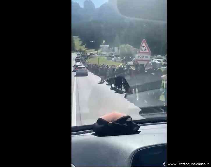 “Non si può vivere di sassi”: le immagini impressionanti delle file chilometriche di turisti in coda per le Tre Cime di Lavaredo sono virali, lo sfogo dell’assessore