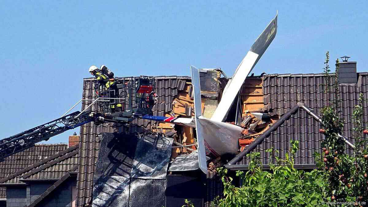 Kleinflugzeug stürzt in Niedersachsen in Wohnhaus