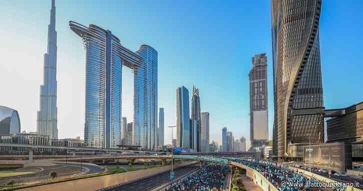 “Un bonus di 715 euro a chi invita amici e parenti”: Dubai è in crisi, lo stratagemma del governo per recuperare turisti. Così è crollato il mito del parco giochi per ultra-ricchi e influencer