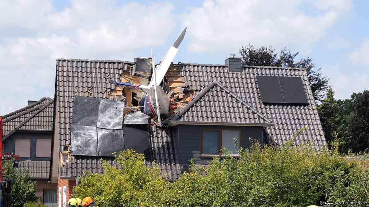 Kleinflugzeug stürzt in Haus – mindestens ein Toter