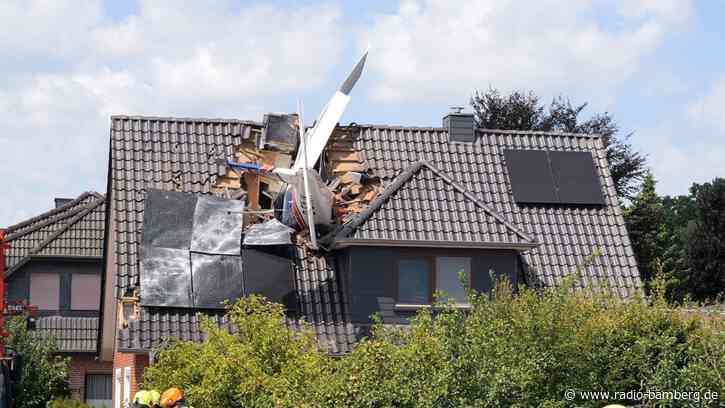 Kleinflugzeug stürzt in Haus – mindestens ein Toter