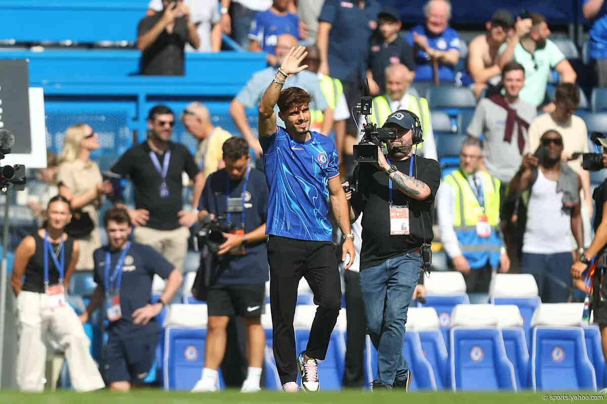 Report: Man City considering surprise move for Chelsea forward