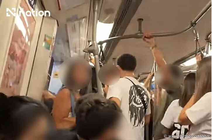 “Scusa se porto soldi nel tuo Paese”, poi il dito medio: studenti italiani in vacanza in Thailandia insultano una passeggera in metropolitana, interviene l’Ambasciata