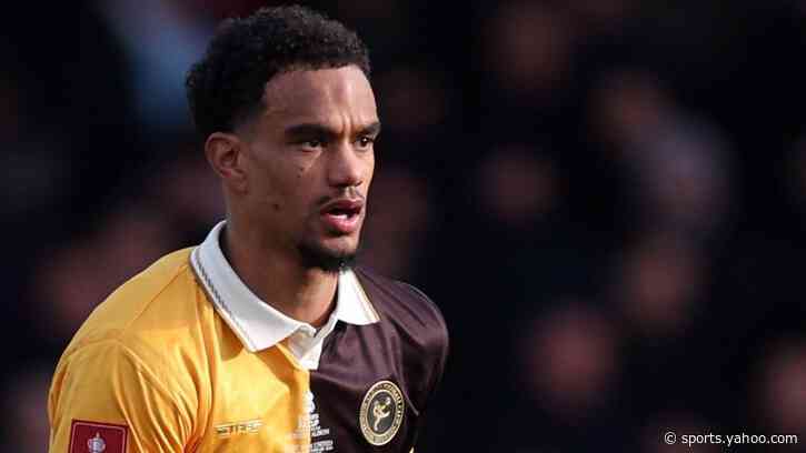 Stevenage re-sign defender Vancooten from Burton