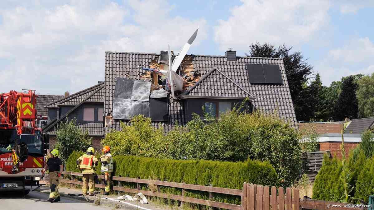 Vliegtuigje stort neer en eindigt in huis bij Bremen, zeker één dode