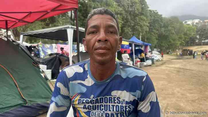 “He perdido a 26 familiares y no lloraré hasta que encuentre los restos de todos”: los venezolanos que aún buscan entre los escombros un mes después de los terremotos