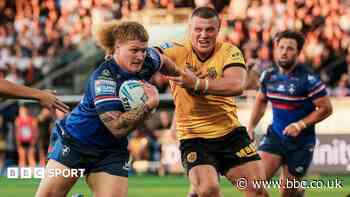 Wakefield thrash Castleford despite early red card