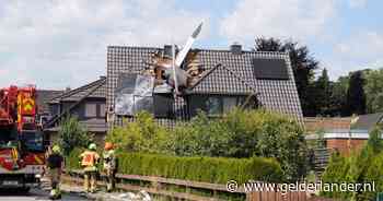 Vliegtuigje boort zich in dak van woning vlak bij Bremen in Duitsland: één dode, één inzittende nog vermist