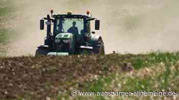 Traktorfahrer verliert Steine und fährt weiter
