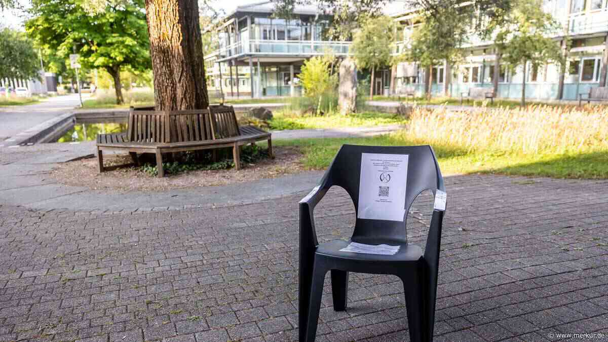 Leere Stühle erinnern an Drogenopfer – jüngstes war unter 20