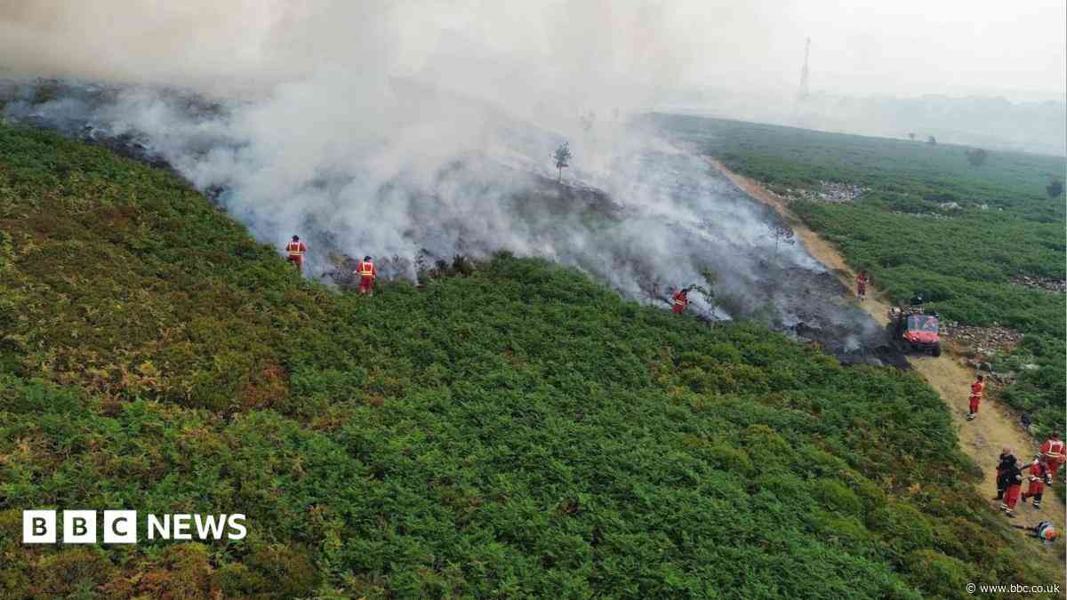 People rally to support 'tired and exhausted' crews fighting wildfires for days