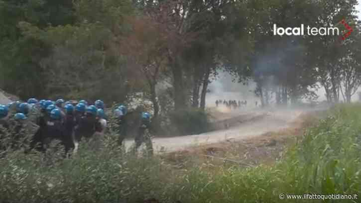 Val Susa, scontri tra No Tav e polizia al cantiere di San Didero: pietre, bombe carta e lacrimogeni | Il video