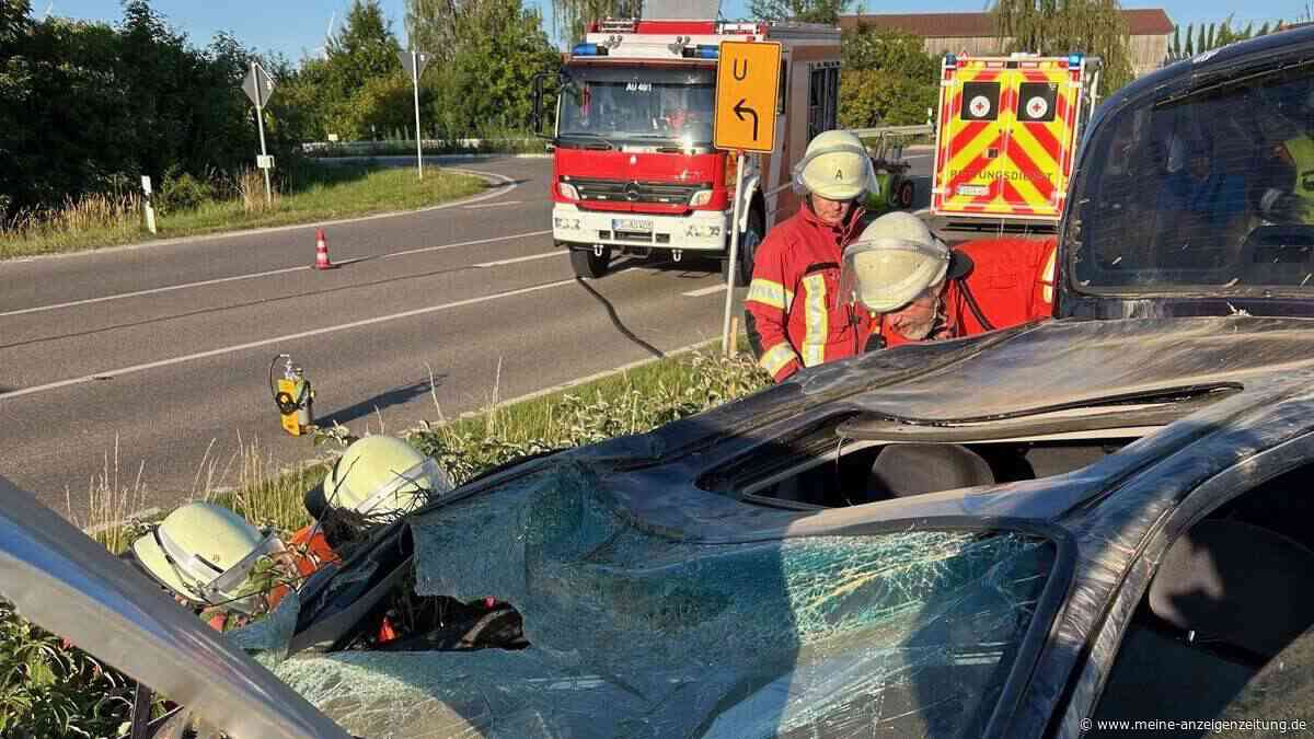 Schwerer Unfall auf der B301 bei Au: Auto überschlägt sich mehrfach
