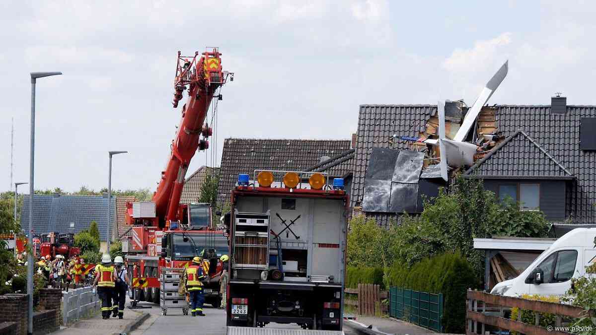 Maschine krachte in ein Haus: Rettungskräfte bergen zweiten Toten nach Flugzeugabsturz