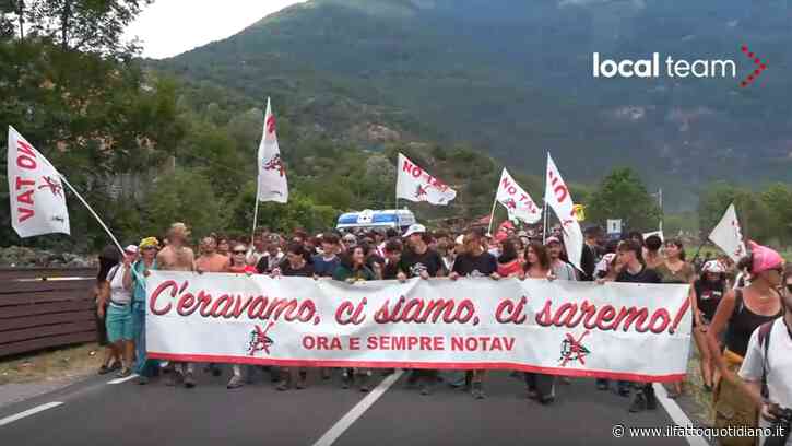 Val di Susa, la manifestazione No Tav contro i “cantieri della devastazione”: “Siamo oltre 20mila” | Il video
