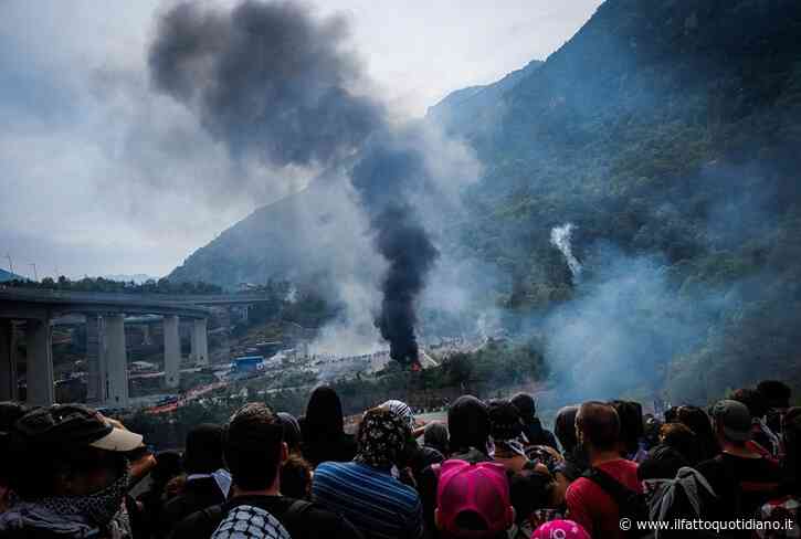 No Tav, centinaia di attivisti incappucciati assaltano il cantiere di Chiomonte, due camionette dei carabinieri in fiamme. E il ministro Tajani attacca la sinistra