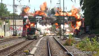 Knall erschüttert Hamburger Westen: 540 Tonnen schwere Eisenbahnbrücke gesprengt