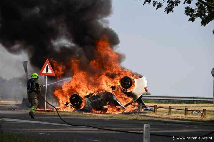 Auto met twee inzittenden slaat over de kop en vliegt in brand