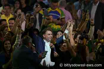 Flávio Bolsonaro es investido como candidato a las presidenciales de Brasil